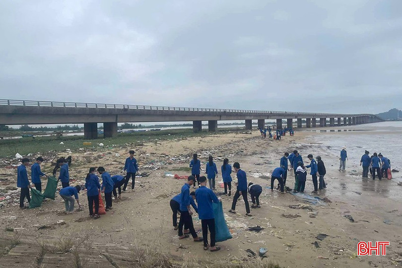 Các cấp bộ đoàn trong toàn tỉnh đã tổ chức các đội thanh niên tình nguyện ra quân dọn vệ sinh môi trường, thu gom rác thải, cải tạo cảnh quan môi trường, chỉnh trang vườn hộ, trồng và chăm sóc cây xanh, triển khai các tuyến đường hoa nông thôn mới, ra mắt mô hình kinh tế thanh niên, mô hình “chống rác thải nhựa”, mô hình &quot;đường cờ thanh niên&quot;... Trong ảnh: Đoàn viên thanh niên huyện Cẩm Xuyên thu gom rác, làm sạch môi trường dưới chân cầu Cửa Nhượng.