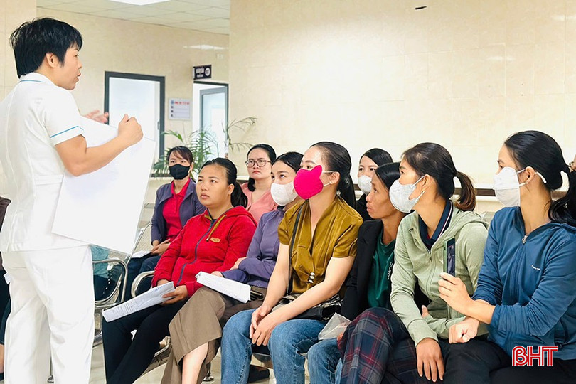 Phụ nữ huyện Kỳ Anh được tư vấn biện pháp tránh thai an toàn. z5796232887896_67fb478caf87b6c83c8322bcc6b23213.jpg