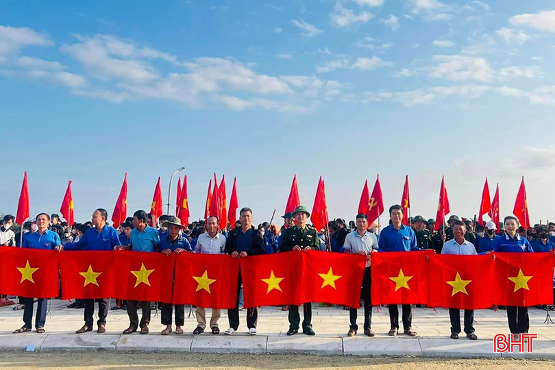 Hưởng ứng CVĐ "Tự hào một dải non sông", Đoàn trường THPT Cẩm Xuyên đã trao tặng 100 lá cờ cho ngư dân các xã vùng biển trên địa bàn huyện. CX2.jpg