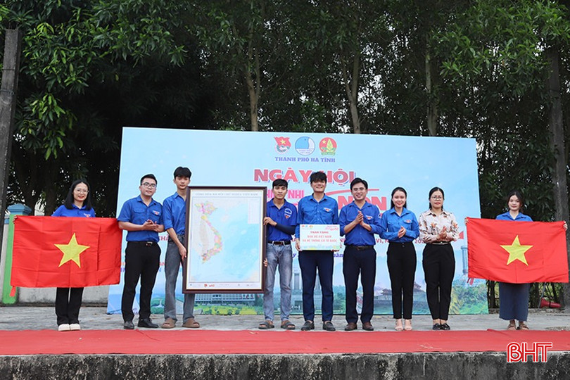 Việc trao tặng bản đồ Việt Nam, cờ Tổ quốc đã góp phần giáo dục lòng yêu nước, ý thức về chủ quyền quốc gia dân tộc, khơi dậy niềm tự hào về toàn vẹn lãnh thổ cho đoàn viên thanh niên Hà Tĩnh. tp3.png
