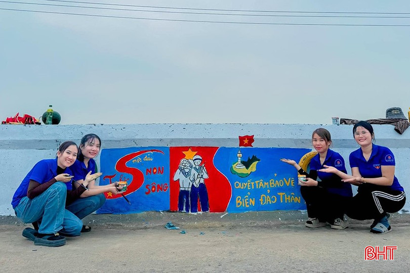 Bức tường bích họa "Tự hào một dải non sông" tại xã Cẩm Lĩnh được đoàn viên thanh niên địa phương thực hiện. cx1.jpg