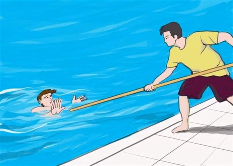 Sử dụng tay hoặc cành cây để cứu (nếu nạn nhân gần bờ).