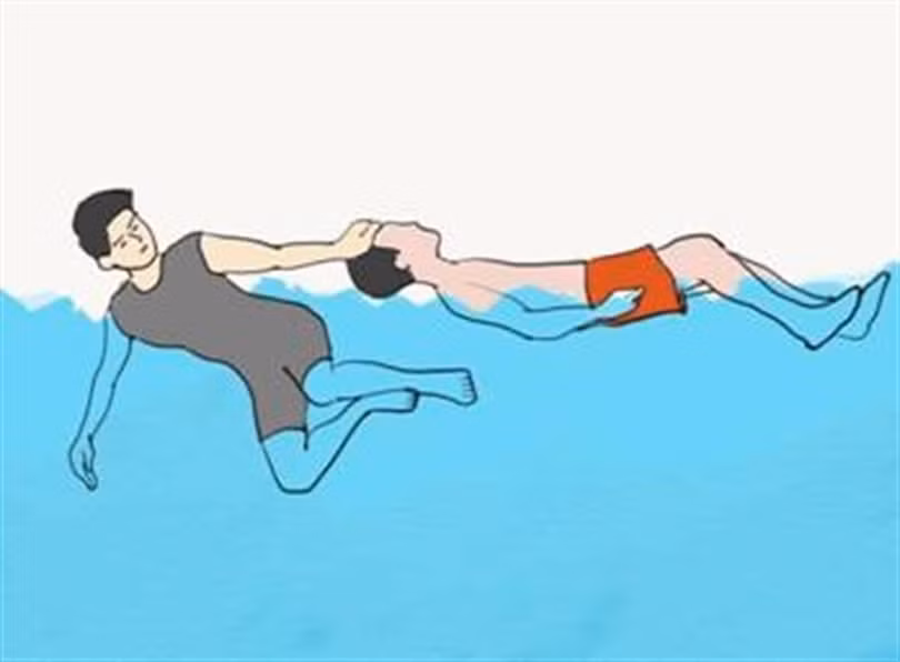 Bơi nghiêng cứu nạn nhân.