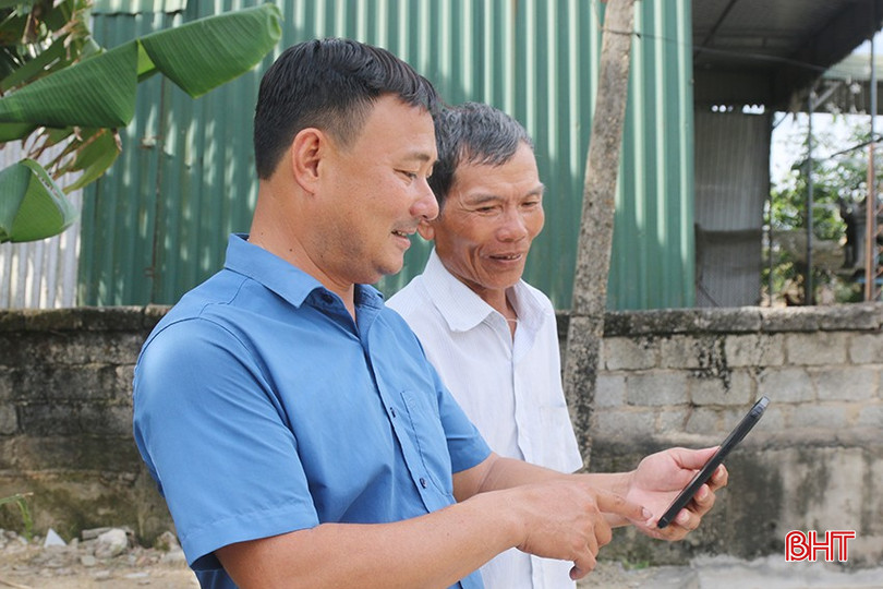 Cán bộ Trung tâm Nước sạch và Vệ sinh môi trường nông thôn Hà Tĩnh tuyên truyền cho người dân về sử dụng nước sạch. bqbht_br_img-1517.jpg