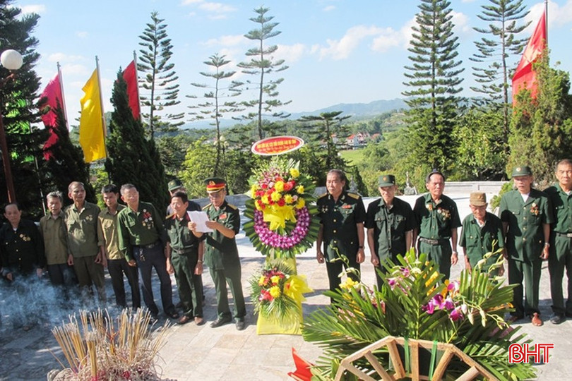 Cựu chiến binh Tiểu đoàn 44B dâng hương cho đồng đội tại Nghĩa trang Liệt sỹ Nầm (Hương Sơn). Ảnh tư liệu. bqbht_br_135d4224819t25591l0.jpg