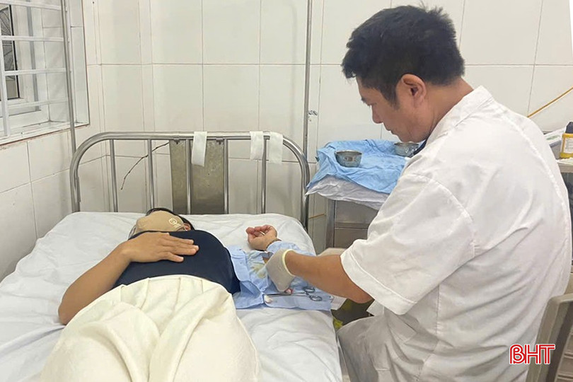 Bác sĩ Trung tâm Y tế TP Hà Tĩnh thực hiện kỹ thuật cung cấp biện pháp tránh thai dài hạn miễn phí cho phụ nữ trên địa bàn. bqbht_br_tp.jpg