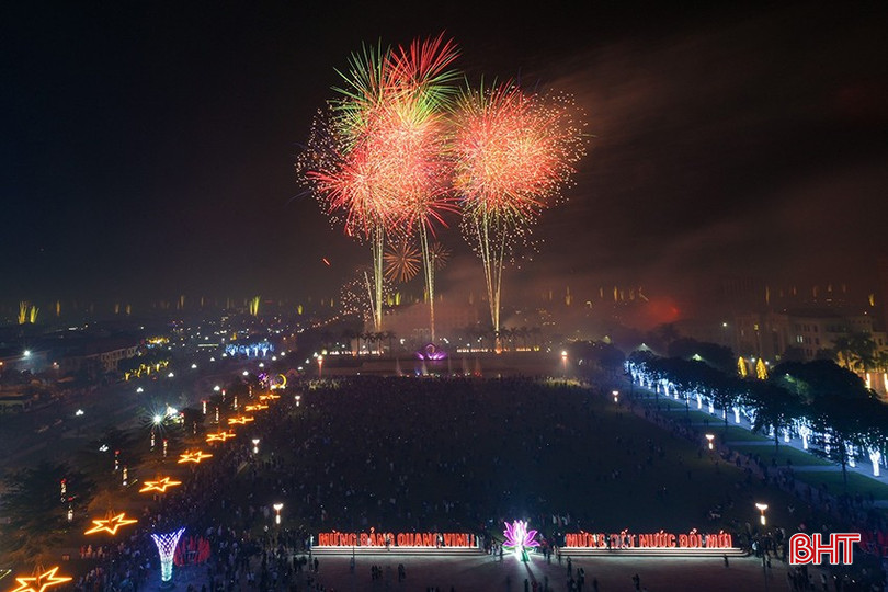 Những màn pháo hoa rực rỡ được bắn lên bầu trời tạo không khí tươi vui, phấn khởi cho Nhân dân Hà Tĩnh trong thời khắc giao thừa xuân Ất Tỵ. bqbht_br_az9a-5357-copy.jpg