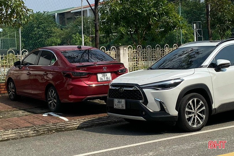 Không ít người rơi vào tình huống "dở khóc, dở cười" khi bị ô tô đậu chắn lối đi. bqbht_br_z5296600205554-8eb029123f3a557aa8ec9e41b7cdff6d-1.jpg