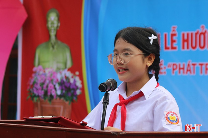 Em Bùi Dương Hà Vy – lớp 8A (Trường THCS Kỳ Tân) đại diện học sinh phát biểu hưởng ứng tuần lễ học tập suốt đời. z5884407225099-e81007f5a3569dd698eeb98c3b6ed990-3033.jpg