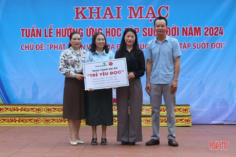 Dịp này, Ngân hàng TMCP Ngoại thương Việt Nam (Vietcombank) và Công ty TNHH Xã hội Quỹ Bắc Cầu (Hà Nội) đã trao tặng dự án "Trẻ yêu đọc" trị giá 120 triệu đồng cho thư viện 3 trường Mầm non: Lâm Hợp, Kỳ Thư, Kỳ Văn (huyện Kỳ Anh). z5884407335632-0d5c874c0d42cfef96a42fef0aa5f505-6833.jpg
