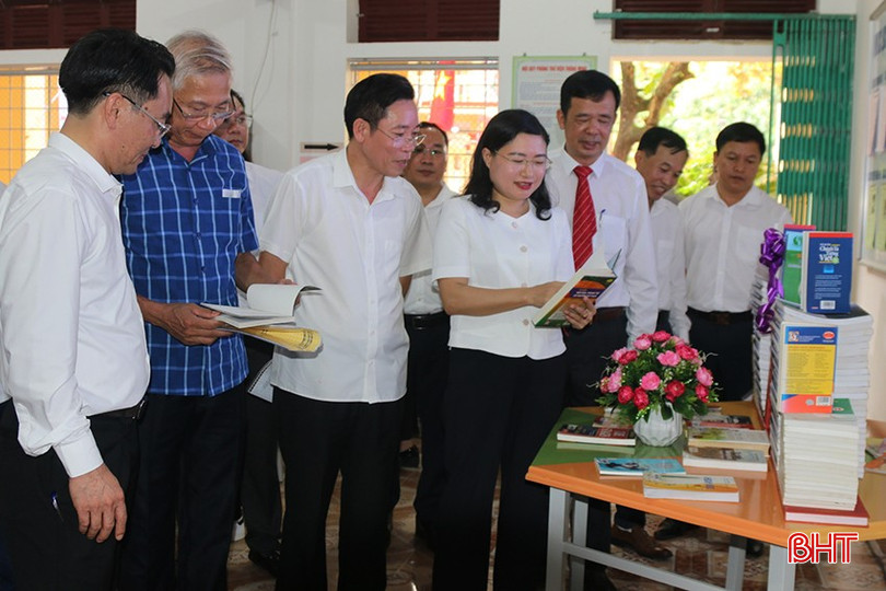 Trong khuôn khổ buổi lễ khai mạc, các đại biểu đã tham quan góc trưng bày giới thiệu sách, hoạt động thư viện; các mô hình ứng dụng công nghệ thông tin, chuyển đổi số trong quản lý và dạy học... tại Trường THCS Kỳ Tân. z5884407465011-33a2e1560f082c744b48a87cad51618e-747.jpg