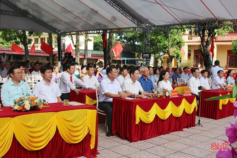 Đại biểu tham dự lễ khai mạc. z5884407170079-2739746079642f7d5781f85ec8adbc3a-1415.jpg