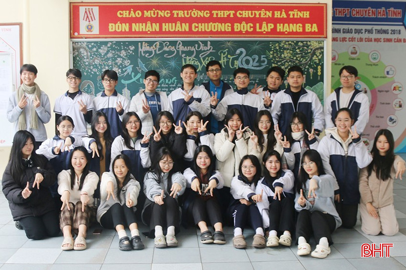 Lớp 11 Anh 1 - Trường THPT Chuyên Hà Tĩnh đã tạo nên kỳ tích đầy ấn tượng với 21/35 học sinh đạt IELTS từ 8.0 trở lên. bqbht_br_z6357553888239-b1c921f0513f6248ac404ef0f65d8226.jpg