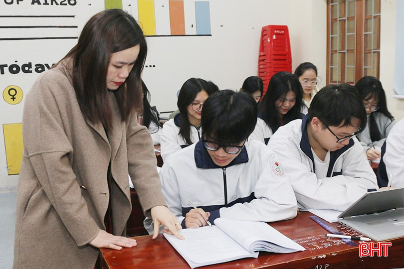 Trong các bài giảng, cô giáo Kiều Thị Na luôn tăng cường các kỹ năng đọc, nghe, nói, viết, giúp học sinh nâng cao vốn từ vựng, ngữ pháp. bqbht_br_z6357550754079-24143dabf09ff38c696b8f1409b44715-4018.jpg