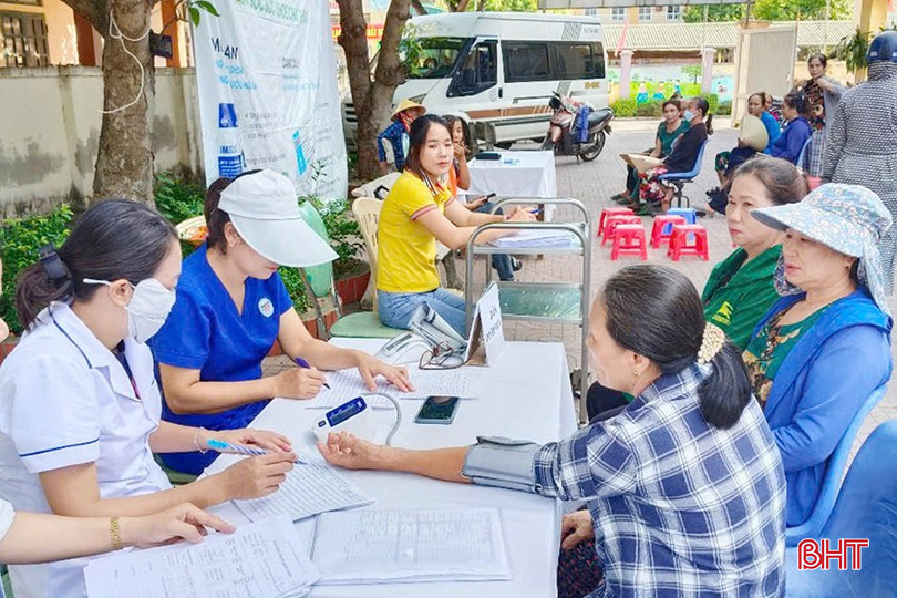 Người dân xã Đan Trường tham gia hoạt động khám bệnh tại chiến dịch chăm sóc sức khỏe sinh sản, kế hoạch hóa gia đình năm 2024. bqbht_br_z6283933282500-f9099827366319417f92617093bf0c9b.jpg