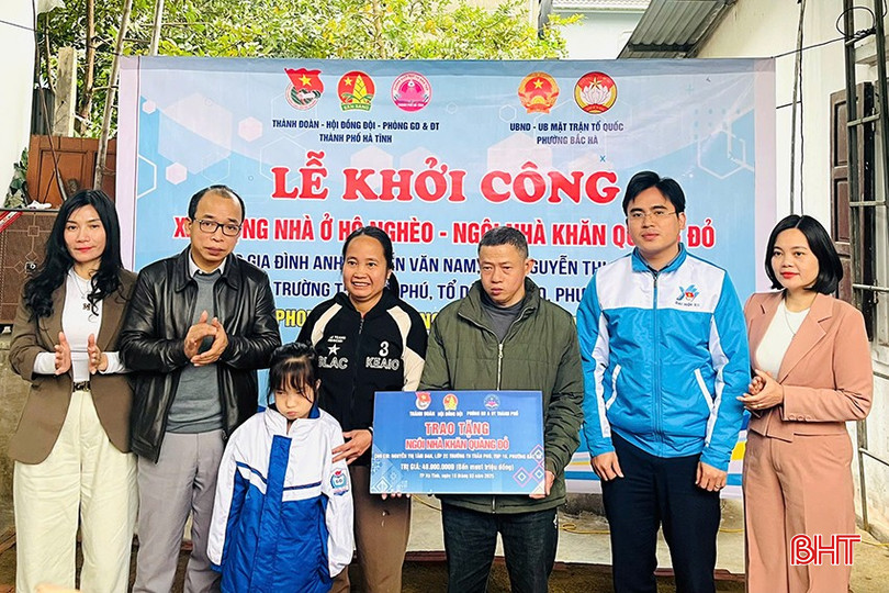 Em Nguyễn Thị Tâm Đức vừa được nhận hỗ trợ xây dựng "Ngôi nhà khăn quàng đỏ" và mô hình “Em nuôi của Đoàn”. bqbht_br_z6420608263862-56db4f516b0da3091c199ce99088ffd4.jpg