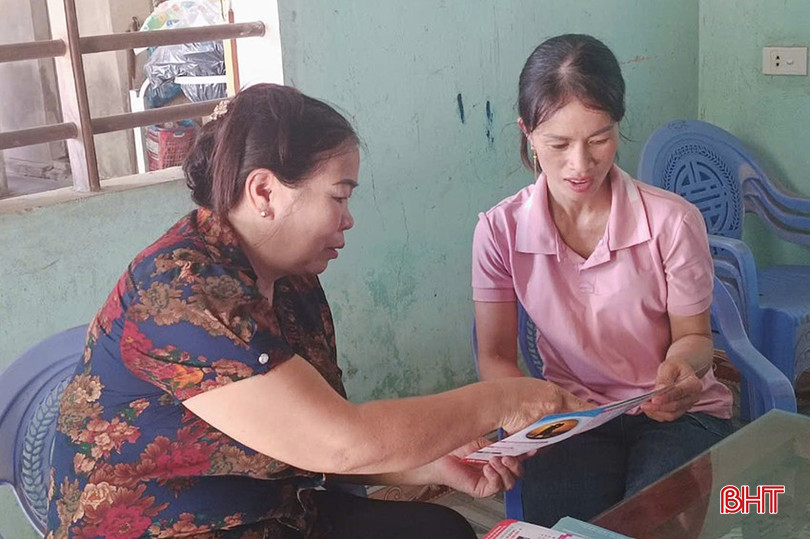Chị Ngô Thị Nhung được cộng tác viên dân số tư vấn các biện pháp tránh thai hiện đại. z5848742981947_4c9e913659495079236f1eaa3edc29dc.jpg