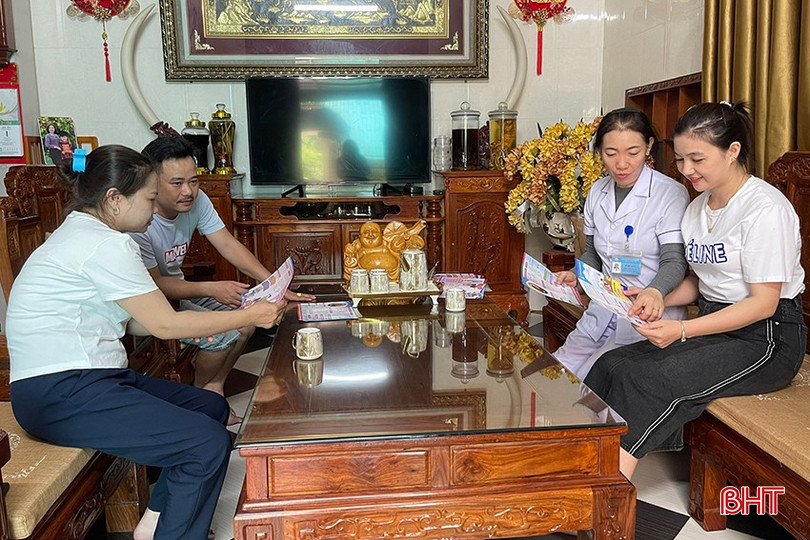 Trong các buổi tuyên truyền, các cộng tác viên dân số đã lồng ghép nội dung về những hệ lụy khi sinh con sau 35 tuổi cho các cặp vợ chồng. z5857222679217_62bfb052aa805b0a7bc24c9848150fec.jpg