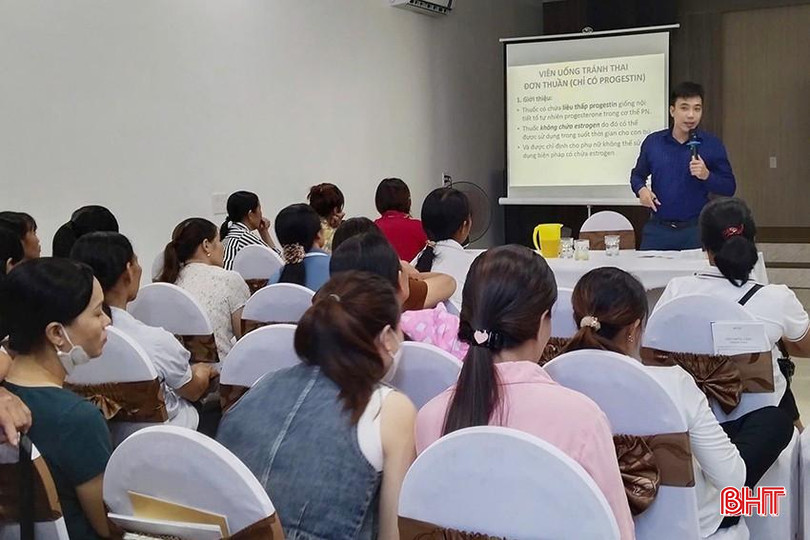 Cán bộ Chi cục DS/KHHGĐ tỉnh tập huấn kiến thức cho đội ngũ cán bộ làm công tác dân số ở Vũ Quang. z5813206209367_65abb043fd3c6f9b0e92bce7f59a3fe4.jpg