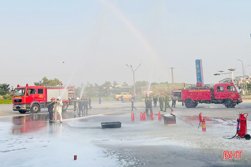Cán bộ, nhân viên tại Công ty CP Xăng dầu Dầu khí Vũng Áng thực hành chữa cháy và CNCH.