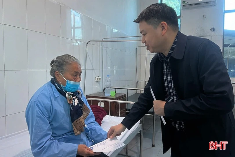 Việc tham gia BHYT sẽ giúp người dân yên tâm khi khám, chữa bệnh. (Trong ảnh: Đại diện BHXH huyện Hương Sơn trao quà cho các bệnh nhân điều trị tại Trung tâm Y tế huyện).