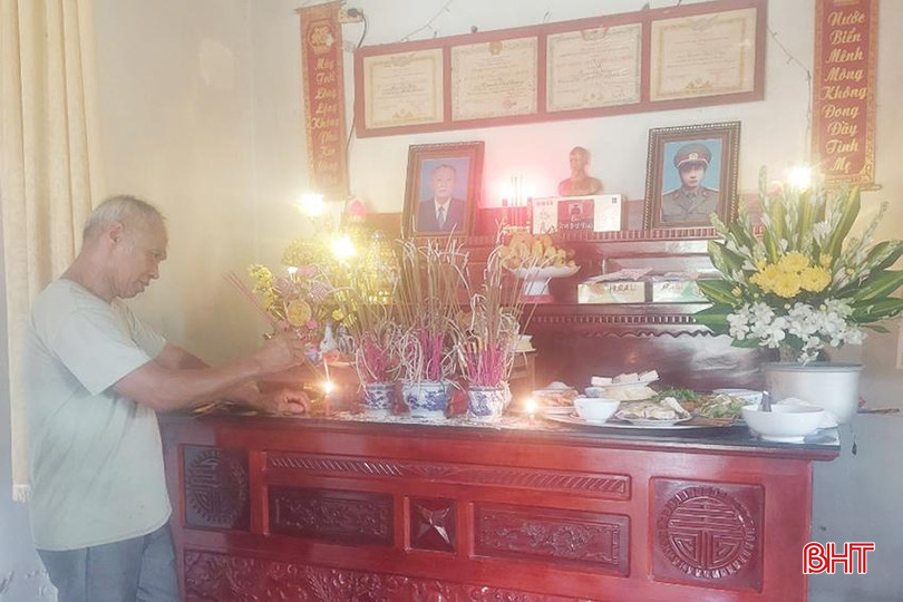 Việc thờ cúng liệt sĩ Nguyễn Công Hường do người em trai Nguyễn Công Định đảm nhiệm. x42.jpg