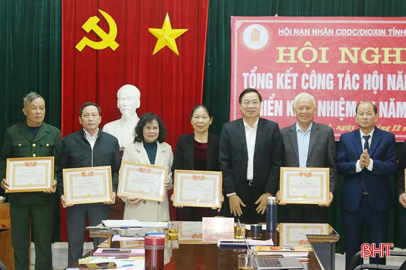 Trao giấy khen cho 7 tập thể đã có thành tích xuất sắc trong phong trào thi đua “Vì nạn nhân chất độc da cam Việt Nam” năm 2024. bqbht_br_z6144761234302-ccffad8b23e4aee488a0684a06e64a96.jpg