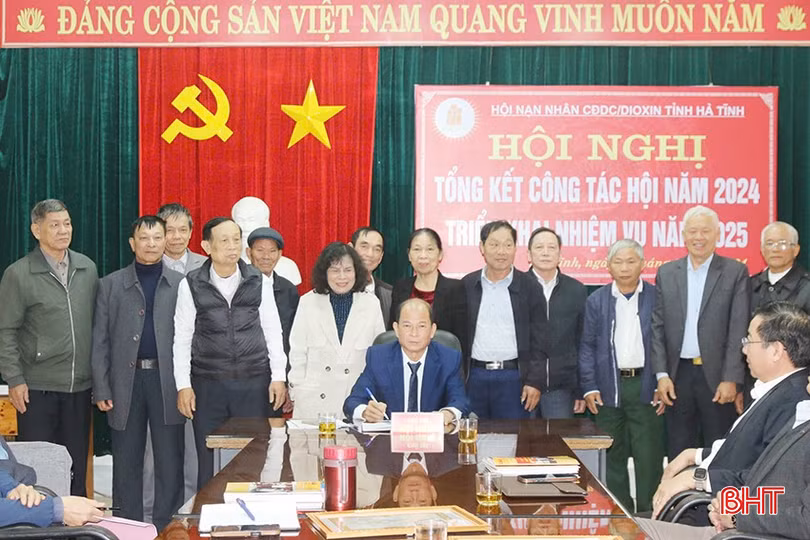 Đại diện Hội nạn nhân chất độc da cam/dioxin cấp tỉnh, các huyện, thị, thành phố ký kết giao ước thi đua năm 2025.