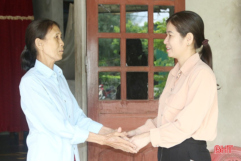 Bà Cạnh bày tỏ sự cám ơn đối với chị Nhàn trong ngôi nhà mới khang trang. Bà Cạnh bày tỏ sự cám ơn đối với chị Nhàn trong ngôi nhà mới khang trang.