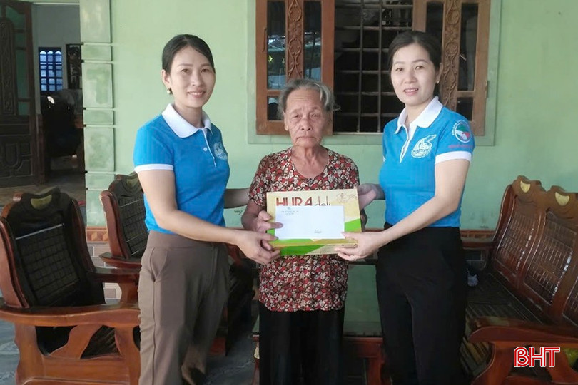 Chị Nhàn (bên phải) cùng cán bộ Hội trao tặng các phần quà cho người cao tuổi, phụ nữ khó khăn trên địa bàn. Chị Nhàn (bên phải) cùng cán bộ Hội trao tặng các phần quà cho người cao tuổi, phụ nữ khó khăn trên địa bàn.