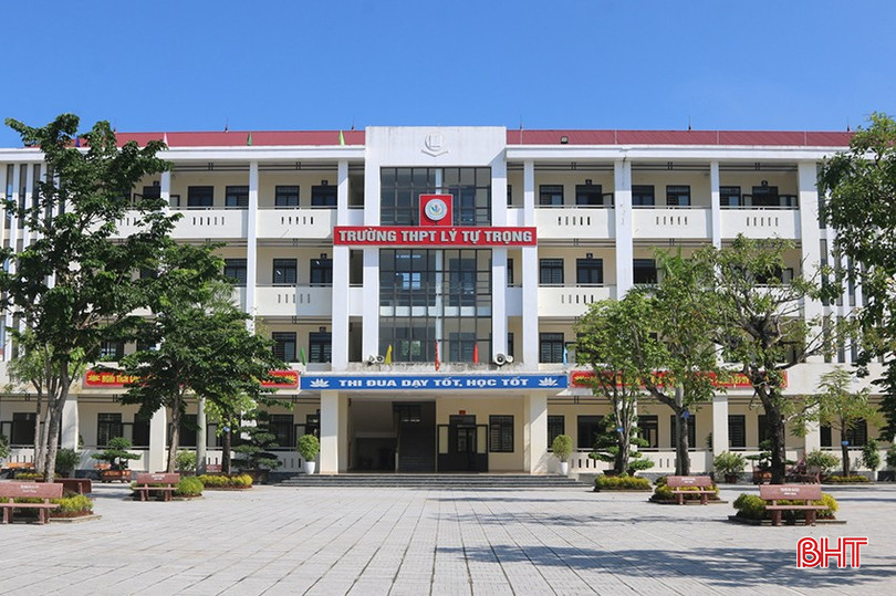 Khuôn viên khang trang, sạch đẹp của Trường THPT Lý Tự Trọng hiện nay. z5870629186475_7e7e24202a15f37cd9077dc6dc595aa1.jpg