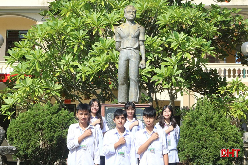 Các thế hệ học sinh luôn tự hào khi được học tập tại ngôi trường mang tên anh hùng Lý Tự Trọng. z5870628539435_34e54f61047fb775aa20f5cdb2ae674b.jpg