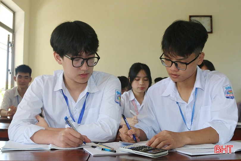 Em Nguyễn Văn Tuấn Nam (bên phải) - học sinh lớp 11A5 và các học sinh của Trường THPT Lý Tự Trọng luôn tự hào về truyền thống vẻ vang của nhà trường. z5870626042198_e9e1f182e72fd24b63719dbf41ce7769.jpg