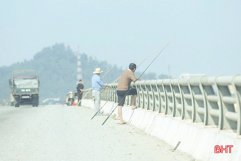 Mặc dù câu cá là một hoạt động giải trí nhưng việc câu cá không đúng nơi, đúng chỗ sẽ gây mất an toàn giao thông. Thiết nghĩ, các cơ quan chức năng cần tăng cường công tác quản lý, tuyên truyền và xử lý nghiêm các trường hợp vi phạm, tránh tình trạng này tái diễn. Hơn hết, các “cần thủ” cần nâng cao ý thức trách nhiệm trong việc đảm bảo an toàn cho bản thân và những người xung quanh. (Ảnh chụp chiều 18/12).