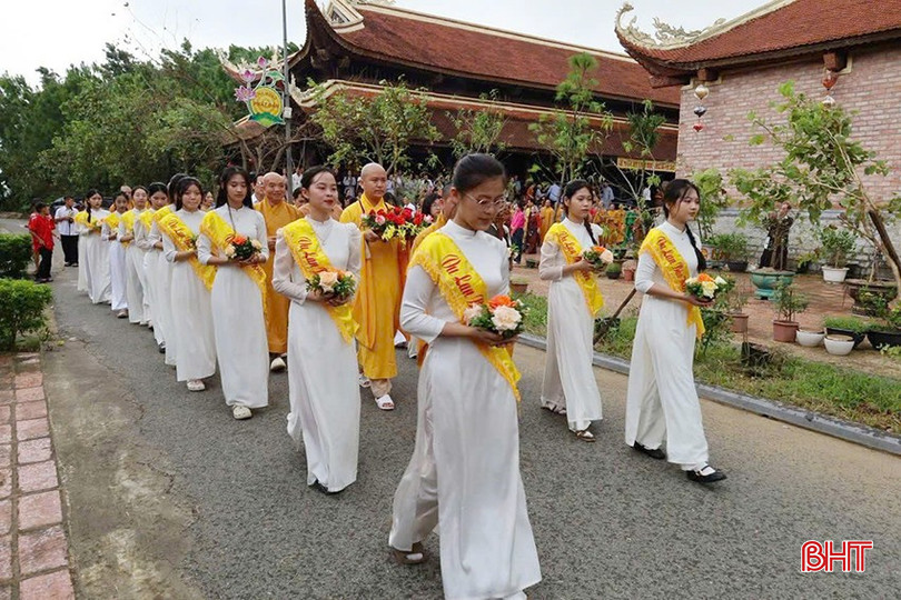 Nhiều bạn trẻ tham gia ngày lễ Vu Lan tại chùa Thanh Lương (xã Nghi Xuân). bqbht_br_z6974746177332-82eb27ce54d023f4bf940a124d43a659.jpg