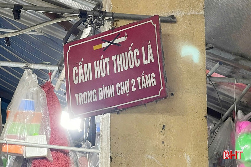 하띤 시장 관리위원회는 일련의 coordinated measures(조정된 조치)를 통해 금연 환경 조성을 시행해 왔습니다. bqbht_br_z7320731919514-b62a1bbf2cd5fd4d6e055c2d9aa5fd25.jpg