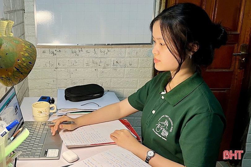 Med en vetenskaplig studiemetod uppnådde Phuong Uyen ett IELTS-resultat på 8,0 och vann andra pris i den provinsiella tävlingen för excellenta elever för 12:e klassare. bqbht_br_z7318906597129-3a8fdca11cb52330e042ce03f4784c7f.jpg