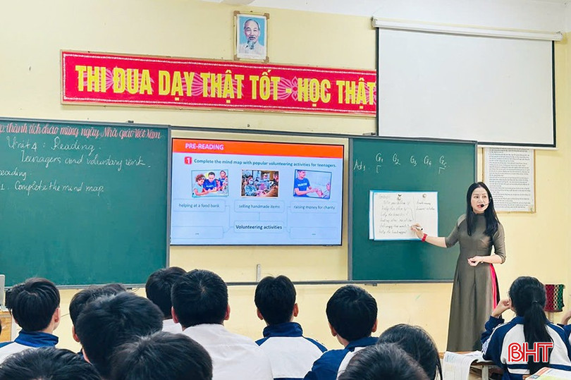 Lärare på Huong Khe High School tillämpar informationsteknik i sina engelsklektioner. bqbht_br_z7318633956944-42b36c452a33618514c12c09d963bd7b.jpg