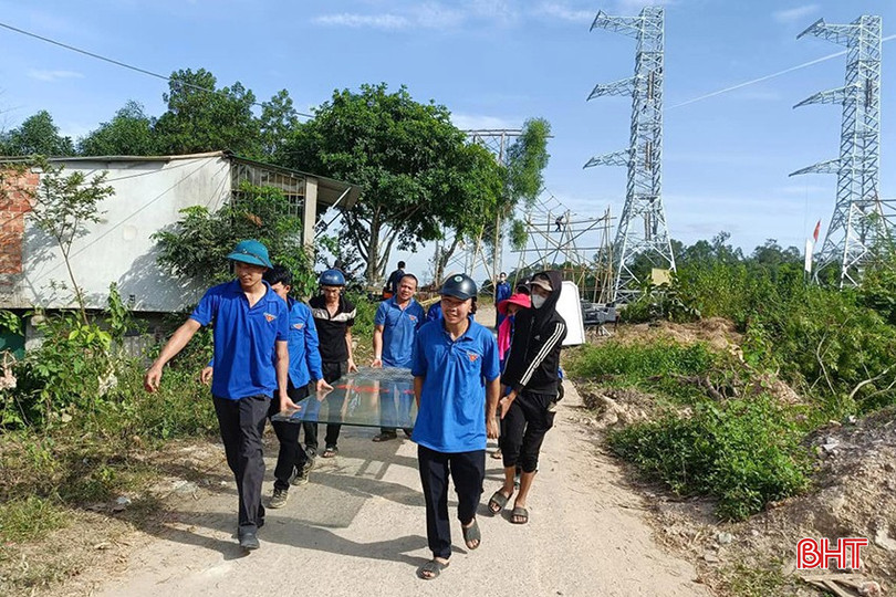 Đoàn viên thanh niên huyện Đức Thọ hỗ trợ người dân di dời công trình, nhà ở trong diện giải phóng mặt bằng cho dự án đường dây 500kV mạch 3. a448184837-851915473637351-8001132512335290441-n-0.jpg