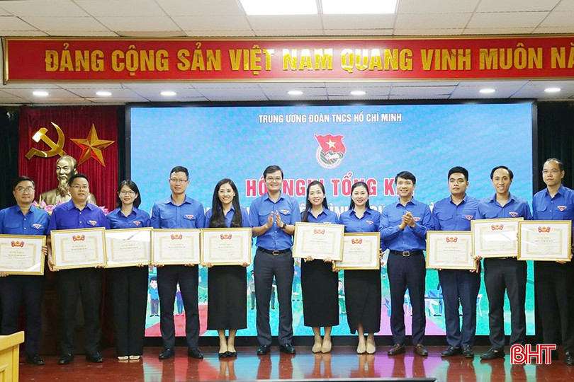 Phó Bí thư Tỉnh đoàn Từ Tuấn Phương (thứ 2 từ phải sang) nhận bằng khen của Trung ương Đoàn TNCS Hồ Chí Minh. z5863550134170_3c737b0a647c4ca2d3f31cc4fde156c2.jpg