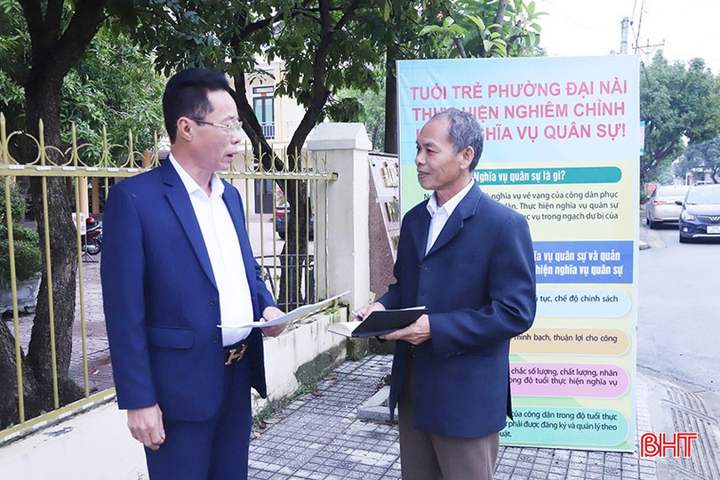 Ông Lê Văn Tuân - Tổ trưởng TDP 10 (bên phải) thường xuyên giữ mối liên hệ với cán bộ chính quyền, mặt trận Tổ quốc phường để kịp thời nắm bắt chủ trương, chính sách nhằm phổ biến cho bà con giáo dân bqbht_br_ong-tuan-thuong-xuyen-giu-moi-lien-he-voi-can-bo-chinh-quyen-mat-tran-to-quoc-phuong-de-kip-thoi-nam-bat-chu-truong-chinh-sach-nham-pho-bien-cho-ba-con-giao-dan.jpg