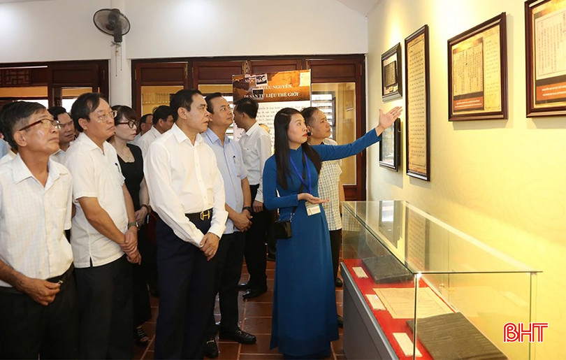 Chủ tịch UBND tỉnh Võ Trọng Hải và các đại biểu tham quan trưng bày giới thiệu chuyên đề "Đại thi hào Nguyễn Du qua tư liệu mộc bản triều Nguyễn" tại lễ giỗ lần thứ 204 của Đại thi hào (tháng 9/2024). bqbht_br_z6164737700725-420a6d66341544a65bf338bd15995621.jpg