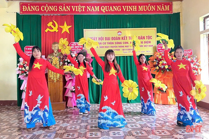 Người dân thôn Sông Con (xã Quang Diệm, Hương Sơn) dành nhiều tâm huyết, công sức để luyện tập các tiết mục văn nghệ chào mừng Ngày hội Đại đoàn kết toàn dân tộc. bqbht_br_nguoi-dan-thon-song-con-danh-nhieu-tam-huyet-cong-suc-de-luyen-tap-cac-tiet-muc-van-nghe-chao-mung-ngay-hoi-dai-doan-ket-toan-dan-toc.jpg