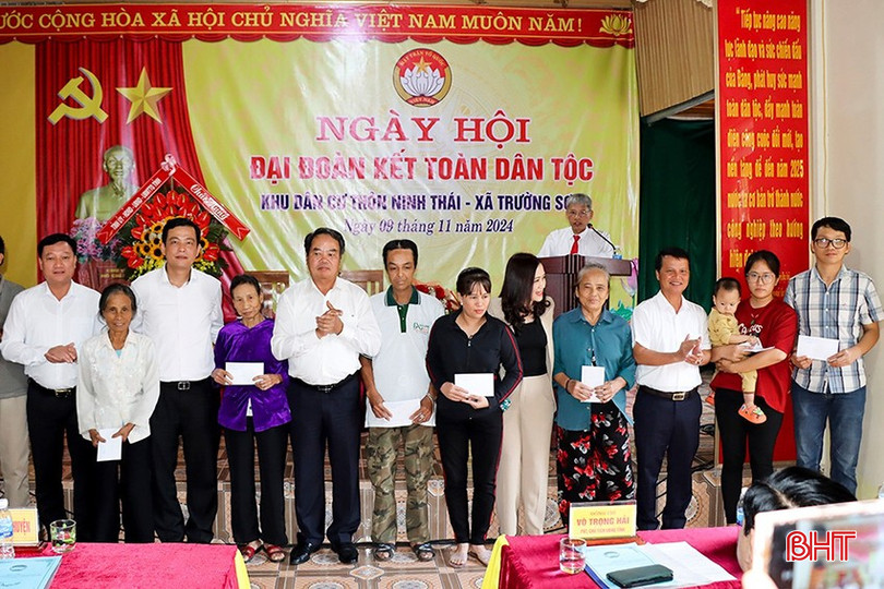 Lãnh đạo tỉnh, huyện Đức Thọ trao tặng 20 suất quà cho các hộ hoàn cảnh khó khăn trên địa bàn xã Trường Sơn. bqbht_br_6-1.jpg