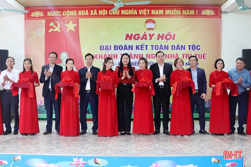 Các đại biểu cắt băng khánh thành "Nhà văn hóa cộng đồng - Ngôi nhà trí tuệ" thôn 5 (xã Thọ Điền, Vũ Quang). bqbht_br_img-3600-copy.jpg
