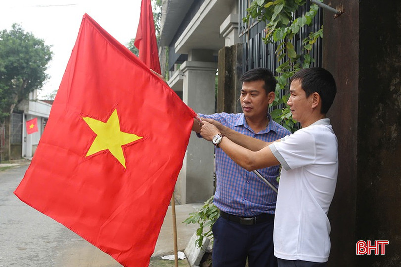 Các hộ dân ở thôn Hồng Hà (xã Thạch Trung) treo cờ chào mừng Ngày hội Đại đoàn kết toàn dân tộc. bqbht_br_cac-ho-dan-o-thon-hong-ha-xa-thach-trung-deu-treo-co-chao-mung-ngay-hoi-dai-doan-ket-toan-dan-toc.jpg