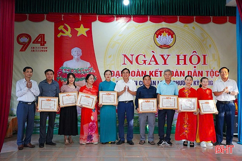 8 gia đình của tổ dân phố Tân Long được UBND phường Kỳ Long (TX Kỳ Anh) tuyên dương vì có nhiều thành tích trong phong trào xây dựng gia đình văn hóa, xây dựng đô thị văn minh. bqbht_br_8-gia-dinh-cua-to-dan-pho-tan-long-duoc-ubnd-phuong-ky-long-tx-ky-anh-tuyen-duong-vi-co-nhieu-thanh-tich-trong-phong-trao-xay-dung-gia-dinh-van-hoa-xay-dung-do-thi-van-minh.jpg
