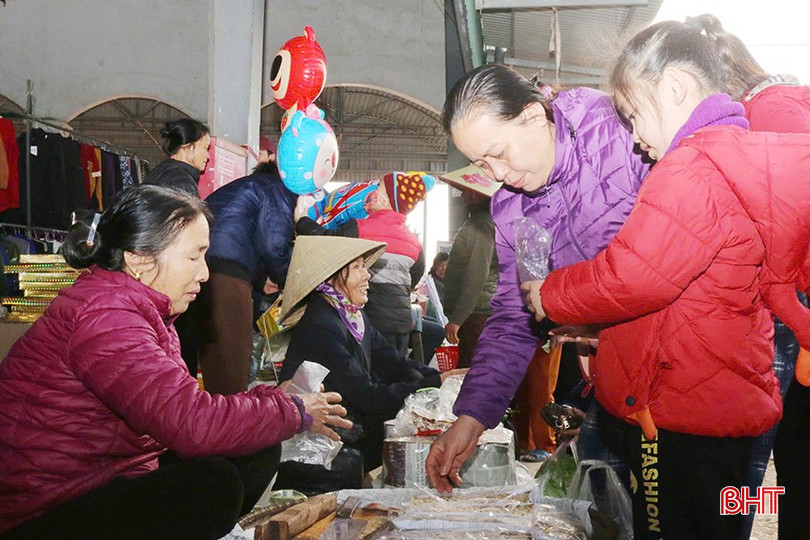 Không chỉ người lớn mà trẻ em cũng rất hào hứng theo bà, theo mẹ tới các phiên chợ truyền thống này. Tại đây, các em được người lớn mua cho những món quà bánh yêu thích, những bộ quần áo, đồ chơi mới.