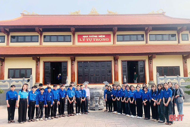 Trong đợt sinh hoạt chính trị "Tự hào Việt Nam", các chuyến hành trình về địa chỉ đỏ đã được các tổ chức Đoàn tích cực triển khai. bqbht_br_z6901512531490-196fa66c85902113218cc31ccb9f25e8.jpg