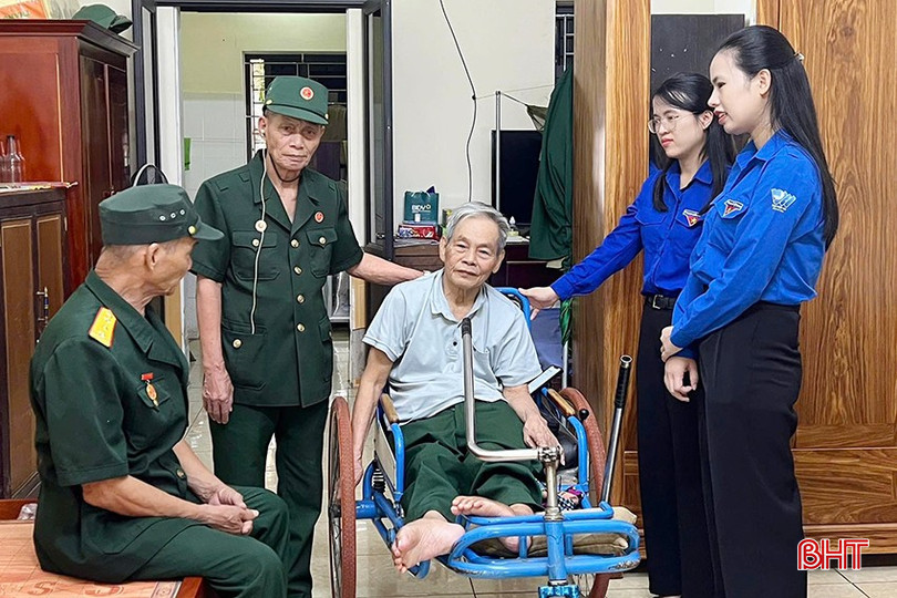 Đoàn công tác của Ủy ban MTTQ tỉnh, Đoàn TNCS Hồ Chí Minh tỉnh Hà Tĩnh đến thăm hỏi, động viên các cựu chiến binh, cựu TNXP tại Trung tâm Điều dưỡng Thương binh Nghệ An. bqbht_br_531973014-1166803758815186-3031703835455861461-n.jpg